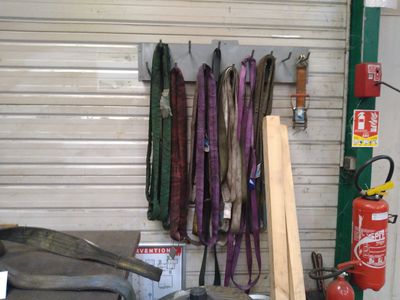 un garage où de nombreux outils sont accrochés au mur