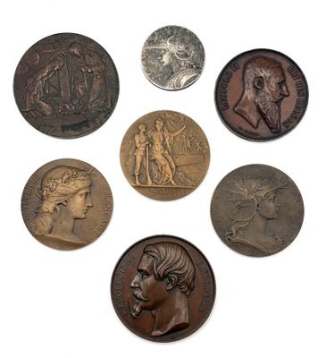 six types différents de pièces romaines sur un fond blanc