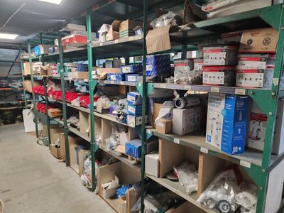 de nombreux cartons et boîtes sur les étagères de l'entrepôt