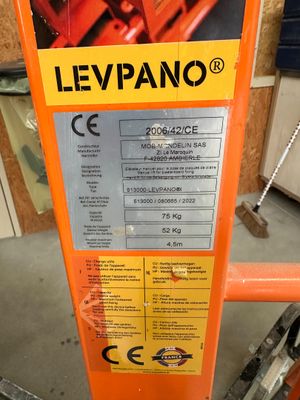 l'arrière d'une grue sur laquelle est accrochée une pancarte portant l'inscription « Leypano »