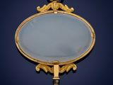 un miroir accroché au mur