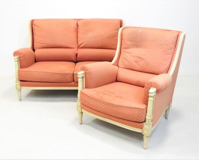 une paire de canapés rembourrés orange avec des fauteuils assortis
