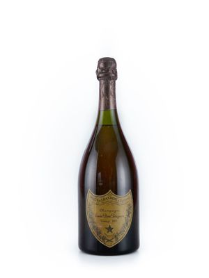 une bouteille de champagne sur fond blanc