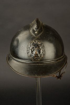un casque argenté surmonté d'une tête de lion