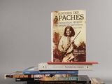 plusieurs livres sont empilés sur une table