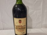 une bouteille de vin posée sur une table blanche