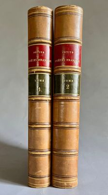 deux vieux livres posés l'un sur l'autre sur une table