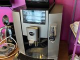 une machine à café posée sur une table