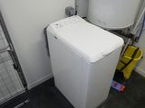 une photo d'un lave-linge et d'un sèche-linge dans une petite pièce