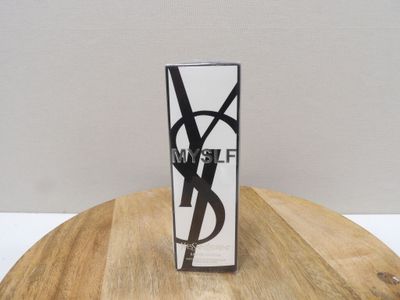 Mascara YSLF noir et blanc posé sur une table en bois