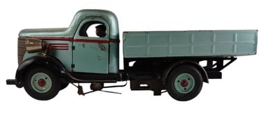 un camion jouet posé sur une surface blanche