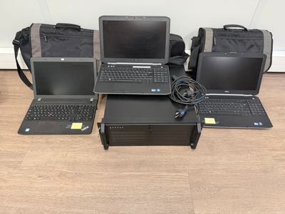 de nombreux ordinateurs portables posés par terre les uns à côté des autres