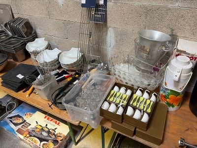 une table sur laquelle se trouvent plusieurs objets