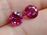 une paire de tourmalines roses ornant le doigt d'une personne