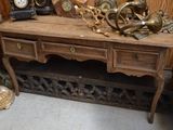 une table en bois sur laquelle sont posées plusieurs horloges