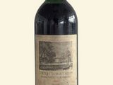 une bouteille de vin posée sur une table