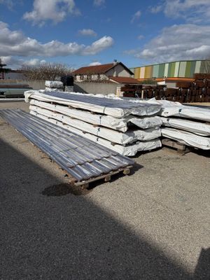 un tas de tôles posé sur le bord de la route