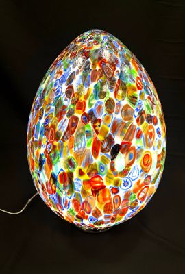une lampe colorée posée sur une table