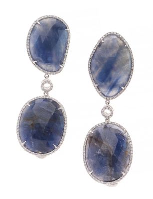 une paire de boucles d'oreilles en saphir et diamants sur fond blanc