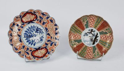 deux petites assiettes ornées de motifs représentant des fleurs et des oiseaux