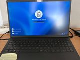 un ordinateur portable posé sur un bureau, avec son étiquette de prix