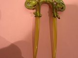 une paire de barrettes jaunes sur un mur rose
