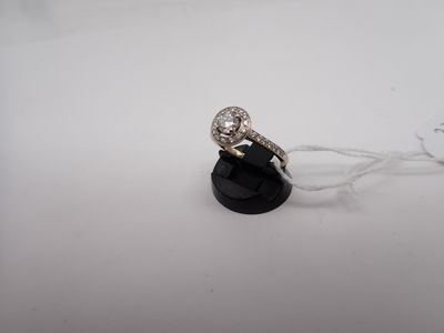 gros plan d'une bague en diamant sur une surface blanche