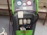 une machine posée au sol à côté d'une borne d'incendie