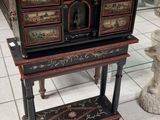 une petite table sur laquelle se trouve une boîte rouge