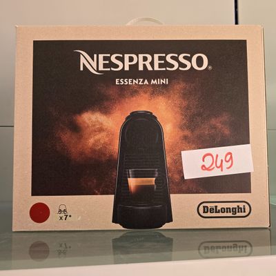 une boîte de mini-machines à café Nespresso Espresso posée sur un comptoir