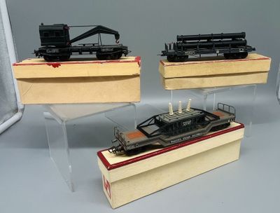 deux trains miniatures exposés dans une vitrine