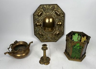 trois objets anciens en laiton et en verre posés sur une surface blanche