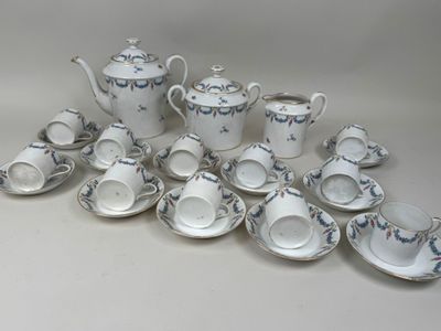 un grand nombre de tasses et de soucoupes posées sur une table