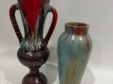 deux vases posés l'un à côté de l'autre sur une surface blanche