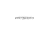 gros plan d'une bague en diamant sur fond blanc