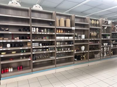 de nombreuses étagères dans le magasin qui contiennent différents articles