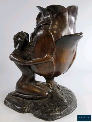 sculpture en bronze représentant une femme assise sur une chaise en train de lire un livre