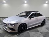 une Mercedes CLA blanche garée sur un sol en carrelage à damier