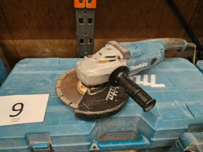 une boîte bleue sur laquelle est posé un outil