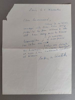 une vieille lettre écrite à l'encre bleue sur une feuille de papier blanc