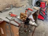 une machine posée sur une table dans une pièce