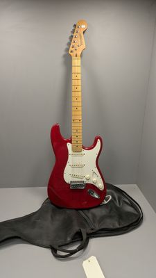 Guitare électrique Fender Stratocator avec étui et sangle