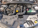 le moteur d'une voiture, le capot ouvert et le capot fermé
