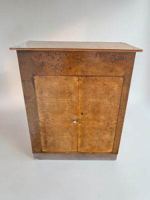 une image représentant une armoire en bois avec une porte et un tiroir