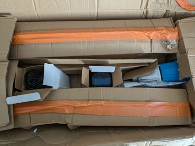 une boîte en carton contenant un certain nombre d'objets