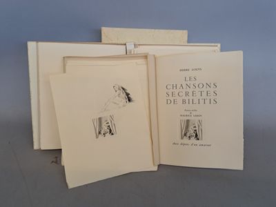 trois livres sont empilés sur une table