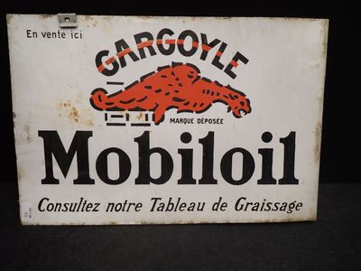 un panneau sur lequel est inscrit « Gargoyle MobilOil »