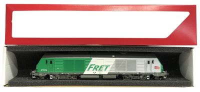 un train vert et blanc dans une boîte posée sur une surface blanche