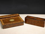 deux petites boîtes en bois posées sur une table blanche