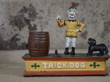 figurine représentant un clown avec un chien et un fût de bière